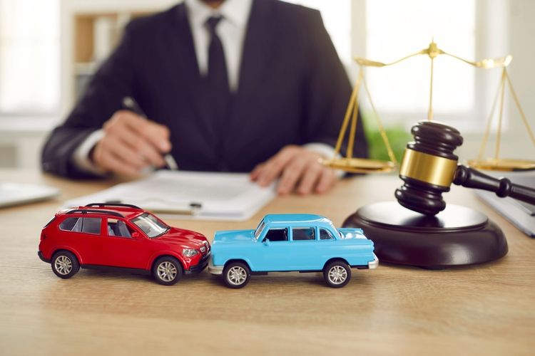 car accident lawyer discussing an accident and how much a car accident lawyer cost.